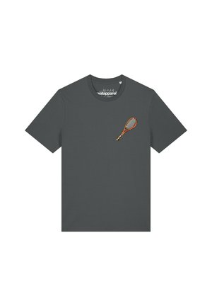 Dunkelgraues T-Shirt mit kurzen Ärmeln und einer kleinen, detaillierten Grafik eines Tennisschlägers auf der linken Brustseite sowie einem Rundhalsausschnitt.