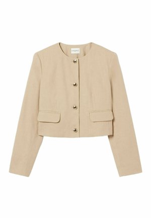 Chaqueta corta beige con cuello redondo, cuatro botones dorados en la parte delantera, mangas largas y dos bolsillos delanteros con solapa.