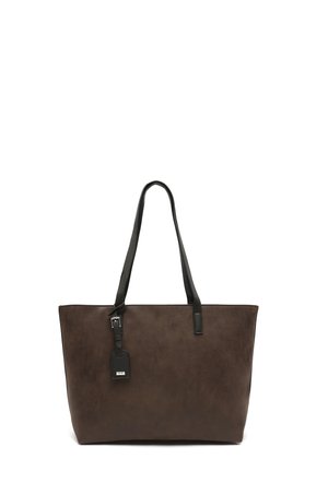 Donkerbruine tote tas met zwarte handvatten en een zwarte gesp met een klein label eraan, afgebeeld tegen een witte achtergrond.