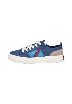 Zapatilla de lona azul con cordones blancos, suela de goma blanca, parche gris en el talón y panel azul con rayas rojas y logo de Pepe Jeans en el lateral.