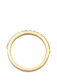 Anillo de oro con una banda lisa y pequeños cristales engastados a lo largo del borde exterior, que reflejan la luz con un sutil destello.
