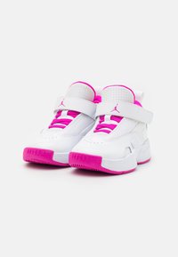 Sneakers bianchi con accenti rosa, dotate di una tomaia sintetica liscia, linguetta in rete, cinturino in Velcro e suola in gomma testurizzata. Branding evidente sul tallone.