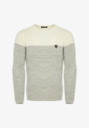 Gaiši pelēks un krēmkrāsas adīts džemperis ar faktūru rakstiem, ribotām piedurknēm un mazu logo uzlīmi uz krūtīm.