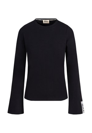 Zwarte trui met lange mouwen, ronde hals, licht uitlopende manchetten en een klein wit label aan de rechtermouw met de tekst "BIZUU".