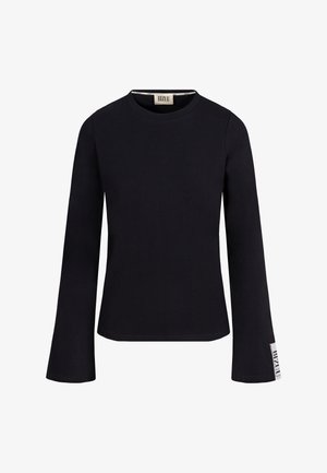 Czarna bluzka z długim rękawem, dekoltem w serek, lekko rozszerzanymi mankietami oraz małą białą metką na prawym rękawie z napisem "BIZUU".