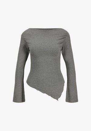 Szara damska bluzka z długim rękawem, dekoltem w łódkę i asymetrycznym dołem z poszarpanym brzegiem po prawej stronie.