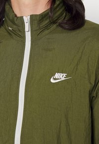 Nike Sportswear SUIT BASIC SET - Fato de treino - rough green/light bone