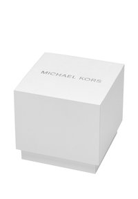 Scatola regalo bianca con superficie testurizzata e chiusura magnetica. "MICHAEL KORS" è impresso in argento sul coperchio. Forma quadrata.