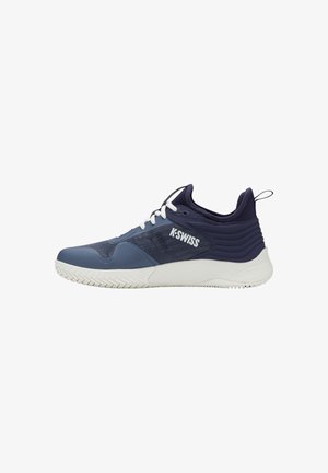Baskets K-Swiss bleu marine et gris avec lacets et semelle blanche, présentant un tissu texturé et une languette à l'arrière.
