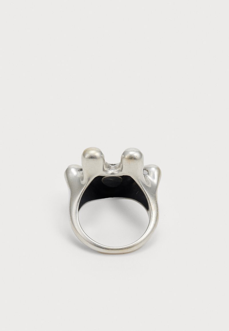 Silberner Ring mit drei erhabenen, sphärischen Akzenten oben, glatter Textur und einem kreisförmigen Band mit einer Öffnung an der Innenseite.