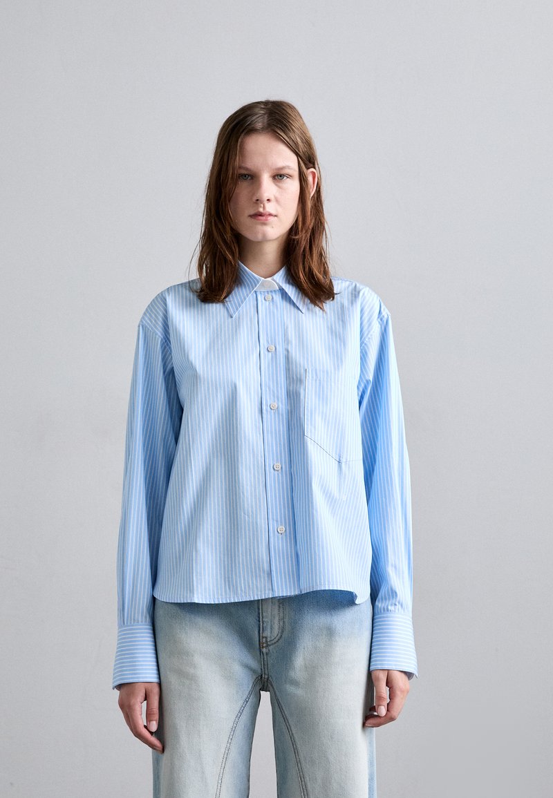 Victoria Beckham CROPPED LONG SLEEVE - Button-down blouse - marina/white