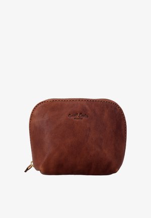 Bruine leren ritspouch met afgeronde hoeken, gegraveerd met het logo "Guest Leather Studio" in het midden aan de voorkant.