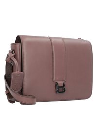 Borsa a tracolla in pelle rosa con chiusura a pattina, caratterizzata da un logo metallico "B" e una tracolla staccabile con dettagli laterali.