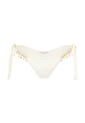 Hvide bikini bukser med sidesnor, prydet med udsmykninger i guldfarvet metal, farverige perler og musling accents. Glat tekstur.