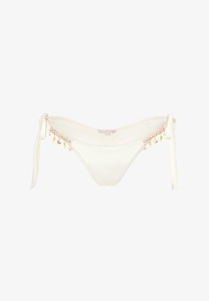 Witte bikini onderkant met zijsluiting, versierd met gouden hardware, kleurrijke kralen en schelpenaccenten. Glad textuur.