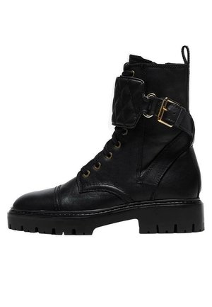 Botte de combat en cuir noir avec laçage à l'avant, bride matelassée à la cheville avec boucle dorée, languette d'extraction et semelle épaisse crantée.