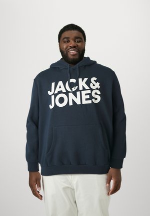 Navyblaue Baumwollkapuzenjacke mit großem weißen "JACK & JONES"-Logo, frontaler Kängurutasche und verstellbare Kapuze. Weicher Stoff, lässige Passform.