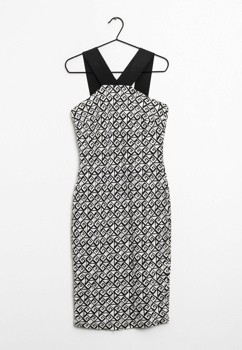 Czarna i biała sukienka bez rękawów w geometryczny wzór z szerokimi czarnymi ramiączkami wisząca na czarnym wieszaku na białym tle.