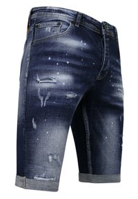Donkerblauwe denim shorts met lichte slijtage, gefranjerde onderkanten en een subtiel spetterpatroon. Voorzien van standaard zakken en een traditionele knoopsluiting.
