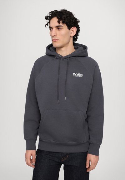 Donkergrijze hoodie met een voorzak, raglanmouwen, trekkoorden en een wit logo op de linker borst. Zachte textuur.