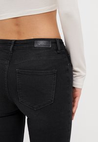 ONLY Tall ONLANN MID  - Flared-farkut - washed black