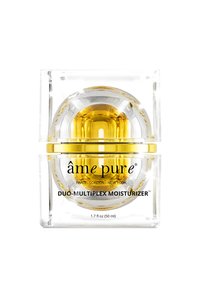 Ein klares quadratisches Glas enthielt eine runde Innenkammer, die mit gelber Feuchtigkeitspflege gefüllt ist. Schwarzer Text beschriftet das Produkt "âme pure Duo-Multiplex Feuchtigkeitscreme."