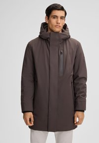 Bruine waterdichte parka met een hoge kraag, een voorzak met rits en lange mouwen, met een gladde, textuurachtige afwerking en een verstelbare capuchon.