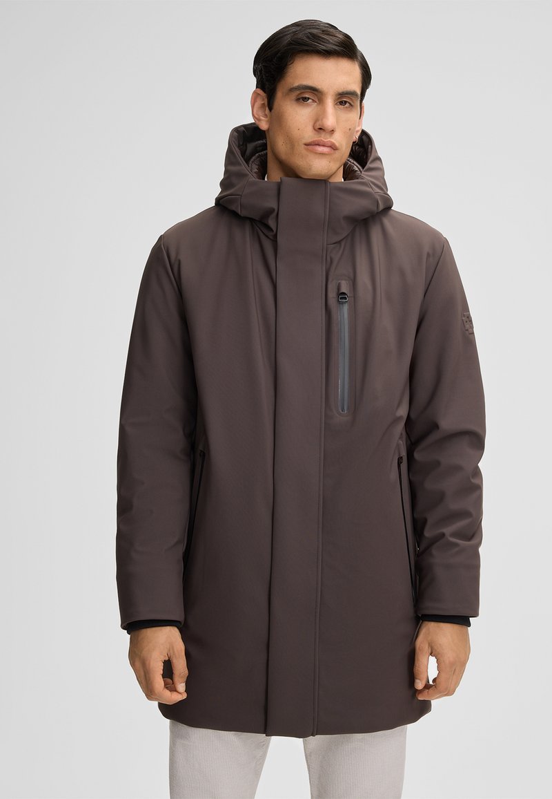 Bruine waterdichte parka met een hoge kraag, een voorzak met rits en lange mouwen, met een gladde, textuurachtige afwerking en een verstelbare capuchon.