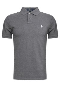 Grå polo tshirt i mjukt tyg med klassisk krage, tre-knappars knäppning och en liten vit logotyp på vänster bröst.