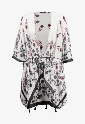 Kimono alb cu modele florale în negru, roșu și albastru, având un front deschis, mâneci largi și o bordură neagră cu accente de ciucuri.