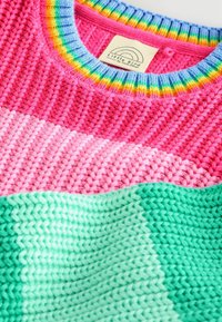 Bunter Strickpullover mit horizontalen Abschnitten: lebhaftes Pink, helles Pink und Mintgrün. Verfügt über einen mehrfarbigen, gerippten Halsausschnitt und Etikett.