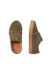 Olivgrüne Wildledersneaker mit braunen Gummisohlen, Schnürdesign mit mehreren Ösen und einer glatten Innensohle.