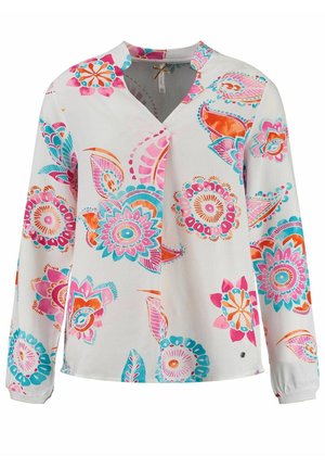 Biała bluzka z długim rękawem z żywymi kwiatowymi wzorami w kolorach różowym, pomarańczowym i turkusowym oraz zaokrąglonym kołnierzem w kształcie litery V.