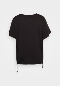 Camiseta negra de tirantes cortos con un corte relajado, que cuenta con un cordón en el dobladillo para longitud ajustable y una textura suave y lisa.