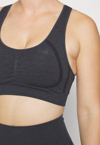 ICANIWILL RUSH SEAMLESS BRA - Vidēja atbalsta sporta krūšturis - graphite