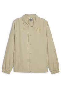 Beige letvægtsjakke med krave, trykknapper, ribbede manchetter og trykte logoer på brystet og øverste venstre side.
