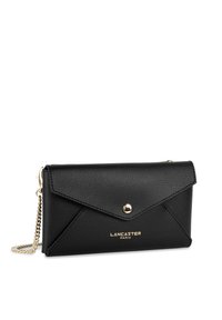 Portefeuille en cuir noir avec un design d'enveloppe, accent en métal doré et chaîne; présente une finition texturée et un logo embossé.