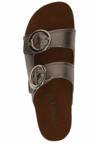 Brązowe klapki na slide z dwiema szerokimi paskami, z których każdy ma dużą metalową klamrę w kształcie pierścienia. Miękka brązowa wkładka z delikatnym detalem logo marki.