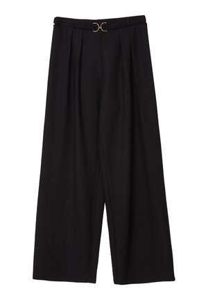 Schwarze weit geschnittene Hose mit Falten, aus glattem Stoff, mit flachem Bund und einem goldfarbenen Schnallendetail an der Vorderseite.