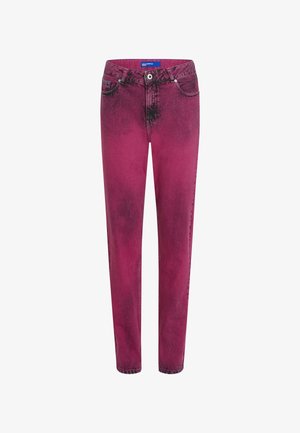 Magenta farmernadrág egyenes szabással, enyhén kopott textúrával, elülső zsebekkel és fém díszítésű gombos záródással.