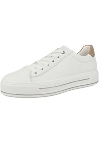 Vit lädersneaker med texturerad ovandel, rund tå, snörning fram och tanaccent på hälen. Gummisula med silverdetaljer.