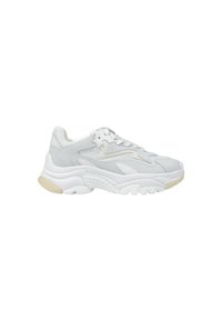 Sneaker bianche chunky con tomaia in pelle texture, dettagli in mesh, colletto imbottito e suola in gomma marrone a contrasto.