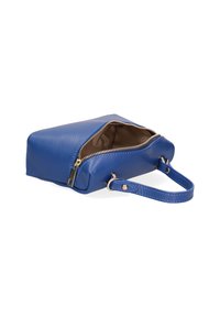 Blauwe leren tas met textuur, een ronde bodem, een ritssluiting en een korte schouderband. Het interieur is een contrasterend lichtbruin.
