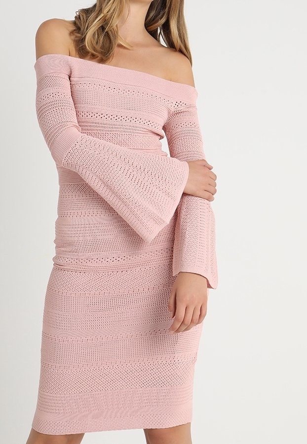 Robe en tricot rose dénudée des épaules avec des manches évasées, présentant des motifs rayés horizontaux et des détails texturés sur l'ensemble.