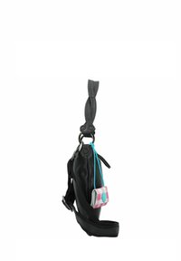 Bolso de piel negra con acabado texturizado, correa desmontable y charm decorativo colorido. Cuenta con un cierre de cremallera y un asa superior.