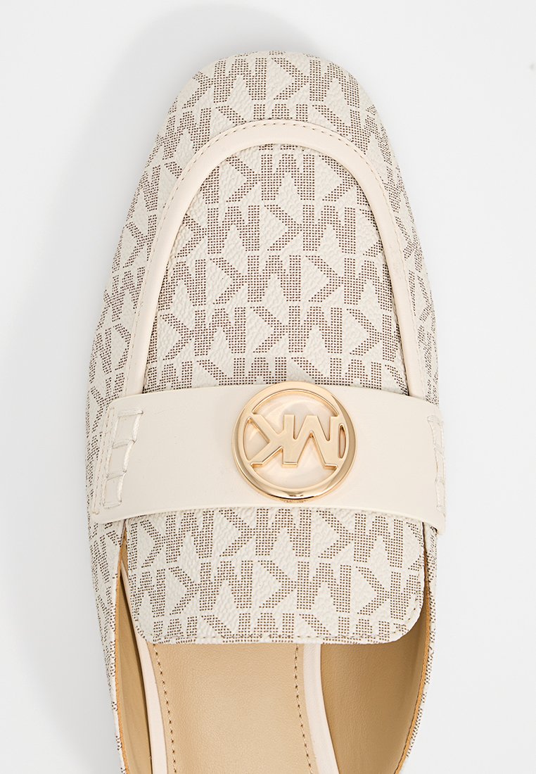 Witte platte schoen met een geometrisch patroon, voorzien van een gouden cirkelvormig logo op de voorste band en textuurdetails langs de randen.