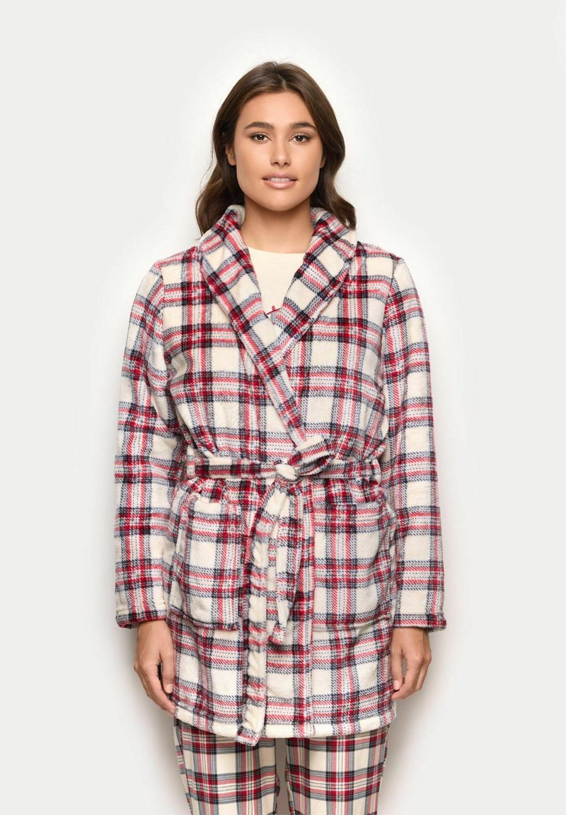 Rochie din fleece cu un model în carouri alb, roșu și albastru; are un guler în formă de șal, un cordon în talie și două buzunare frontale.