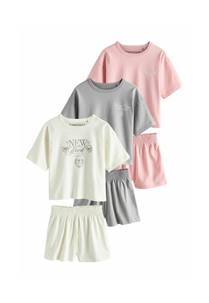 Drei Sets mit kurzärmeligen T-Shirts und Shorts in Pink, Grau und Creme, jeweils mit aufgedrucktem Text auf den Shirts, auf einem weißen Hintergrund angeordnet.