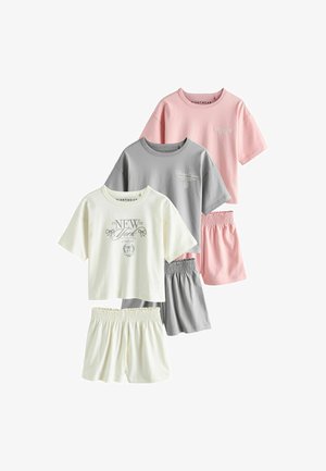 Trzy zestawy krótkich koszulek i szortów w kolorze różowym, szarym i kremowym, każda koszulka z nadrukowanym tekstem, ułożone na białym tle.