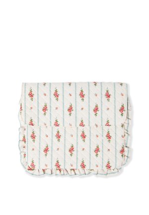 Pochette en tissu matelassé avec un motif floral rose et orange, des rayures verticales bleues et des bords froncés sur un fond blanc.